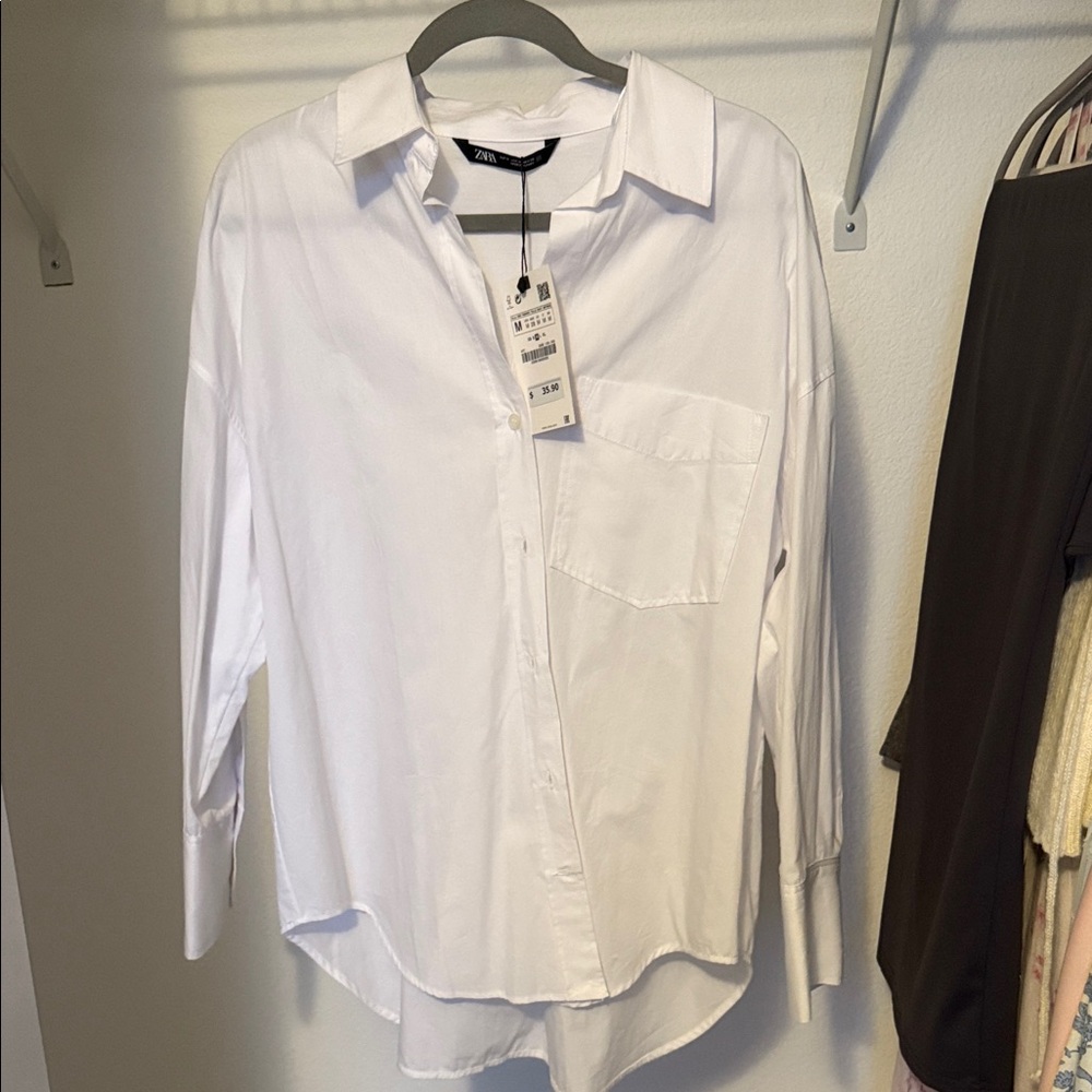 Sara White long sleeve button up dress shirt size medium